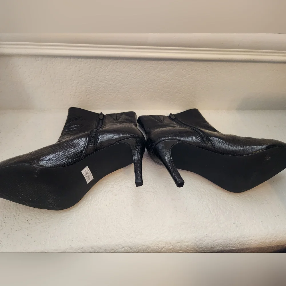 Torrid Black Faux Leather Snake Print Side Zip Pointed Toe Booties Size 9.5 WW - Picture 7 of 16